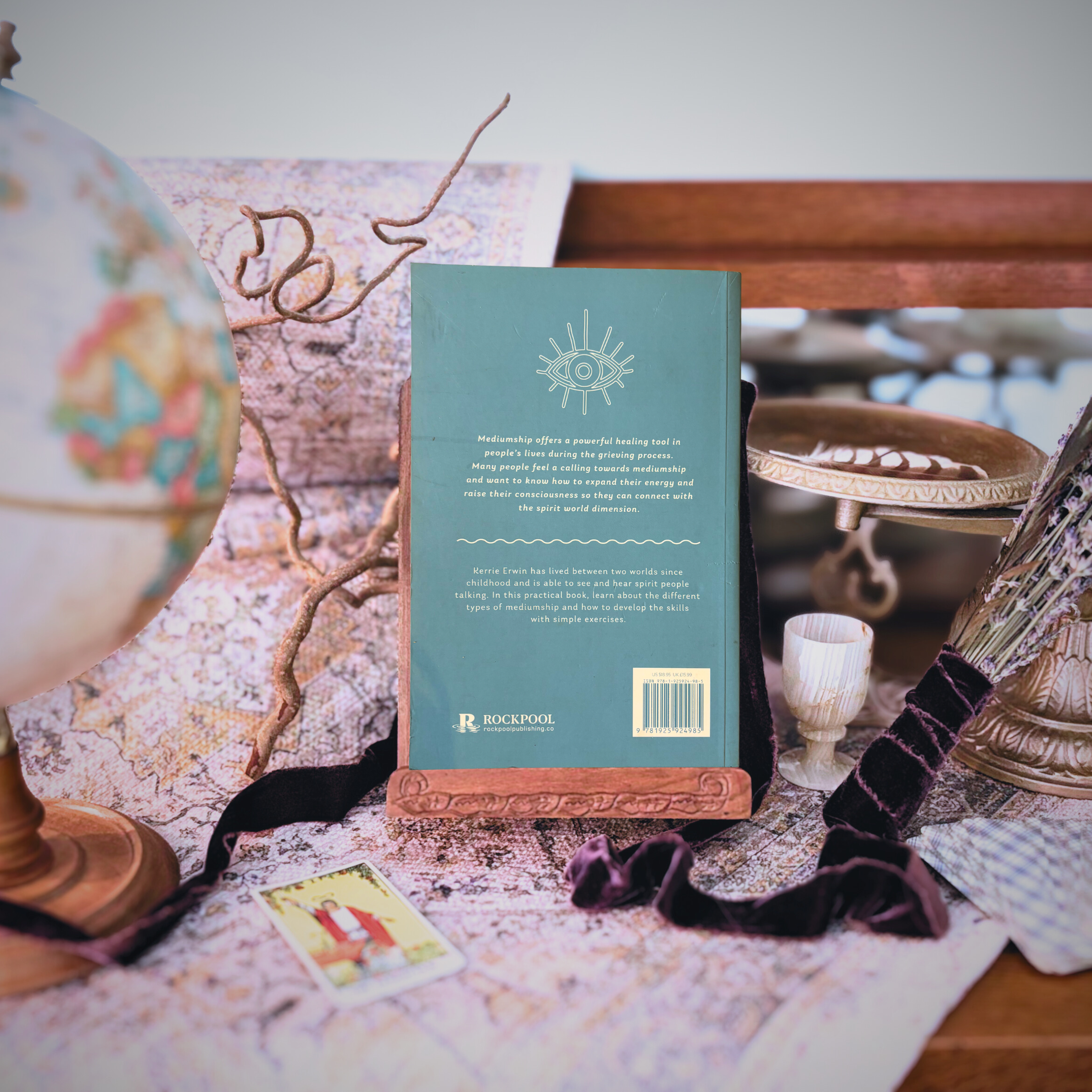 Mediumship: Your guide to communicating and healing through the spirit world | Kerrie Erwin | 2021 | Pre-Owned